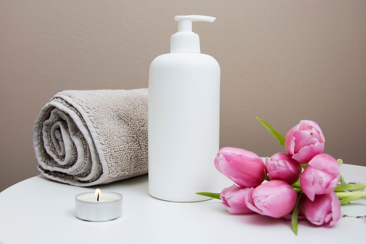 Serviette roulée et bougie dans un spa