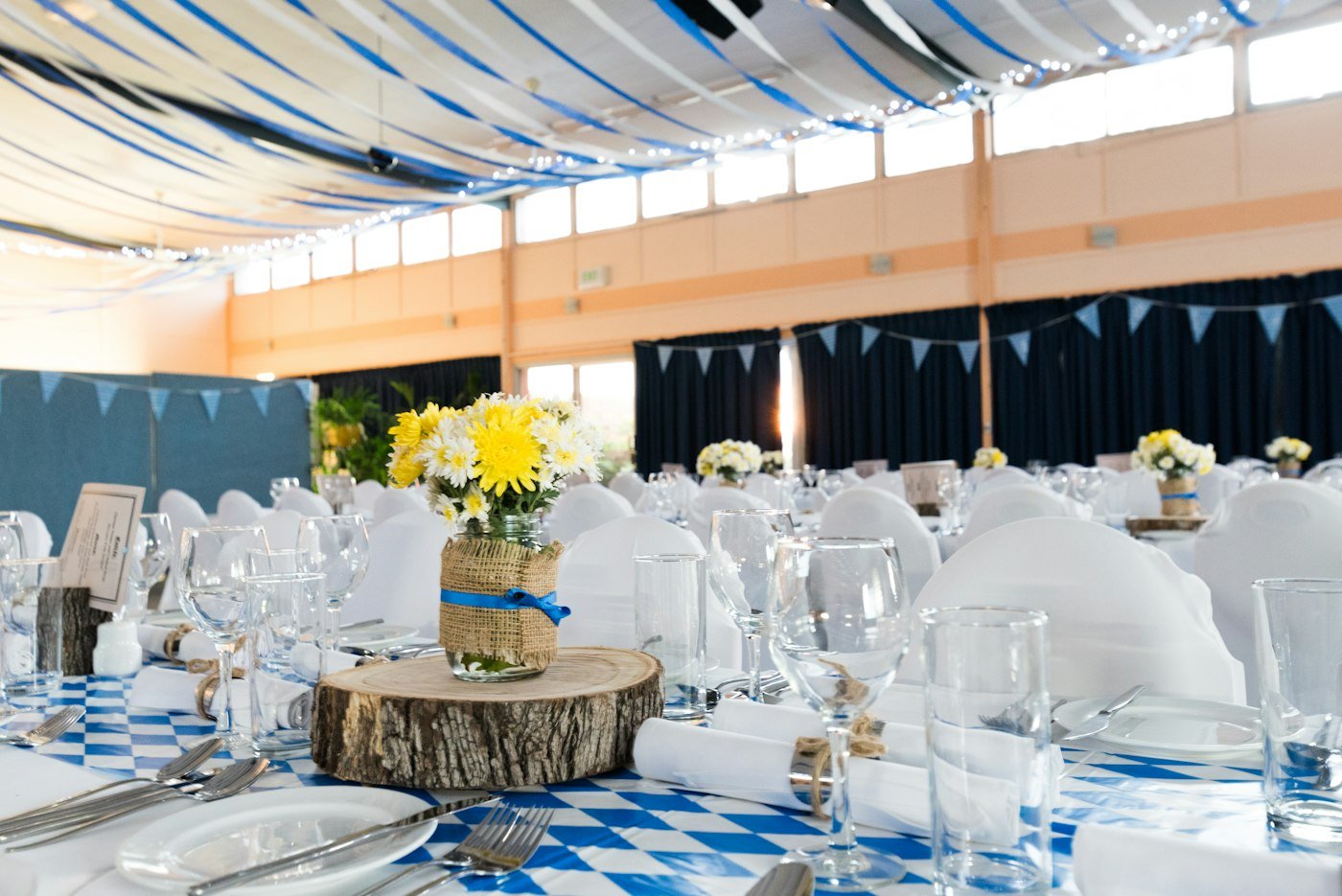 Tables dressées avec nappes blanches pour un événement