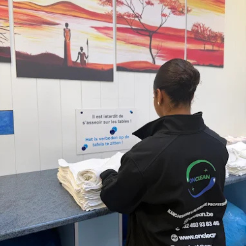 Pliage du linge de table par une collaboratrice OnClean