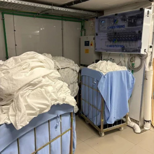Linge d'hôtel blanc traité dans la blanchisserie OnClean
