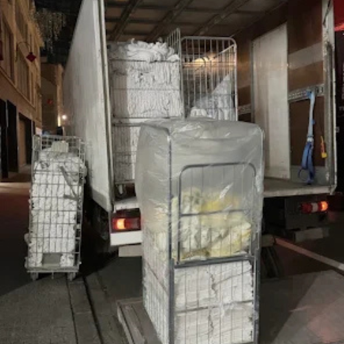 Camion OnClean chargé de chariots de linge pour la collecte et la livraison