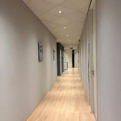 Couloir de bureaux entretenu par OnClean