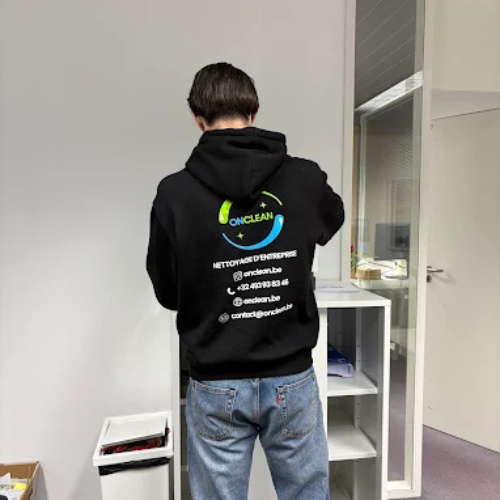 Collaborateur OnClean en tenue « Nettoyage d'entreprise »