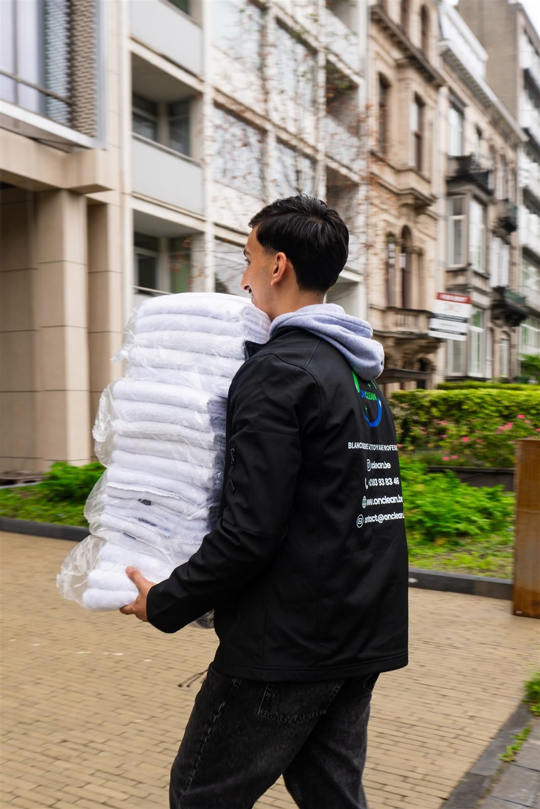 Livraison de linge devant une résidence