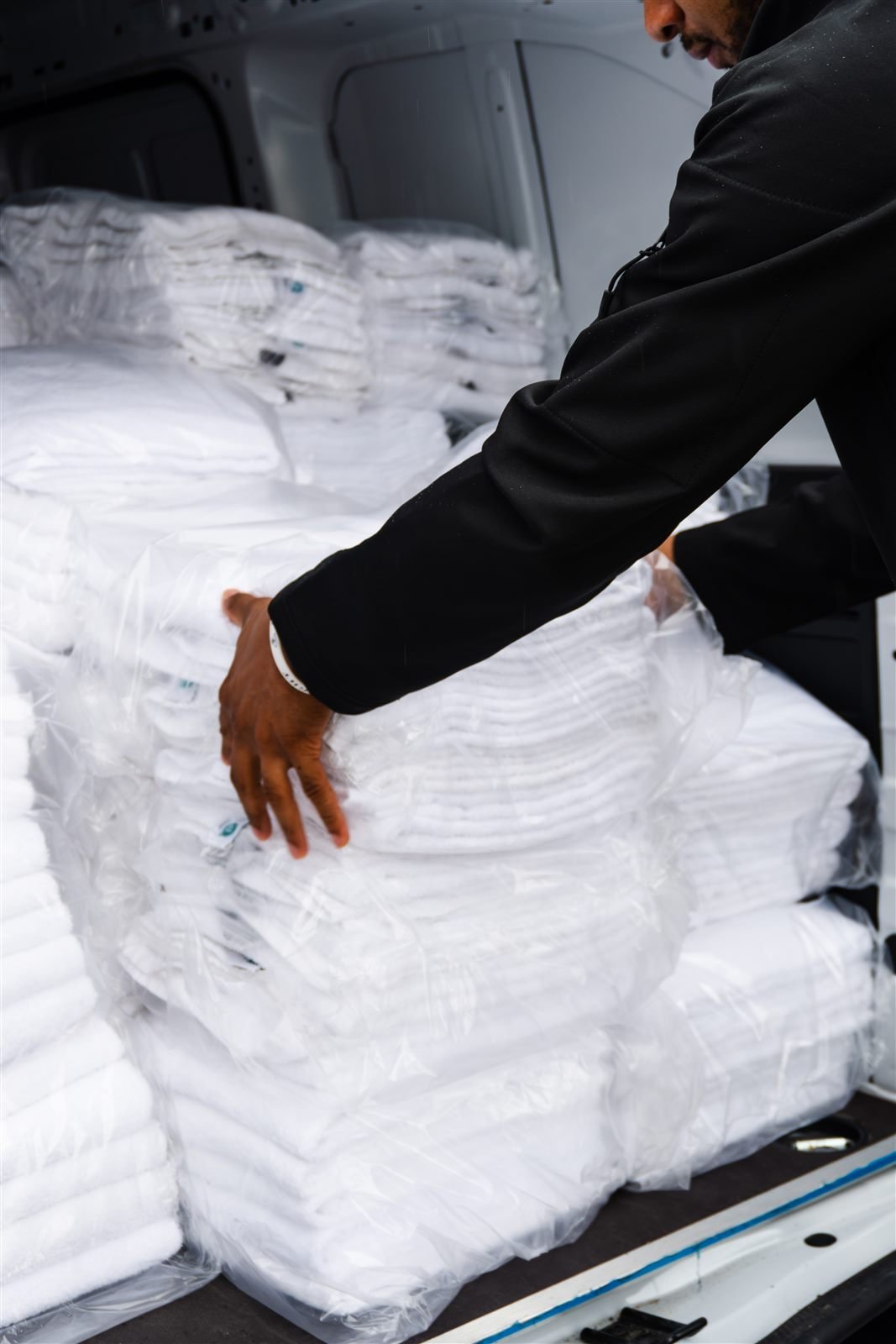 Piles de linge blanc soigneusement pliées