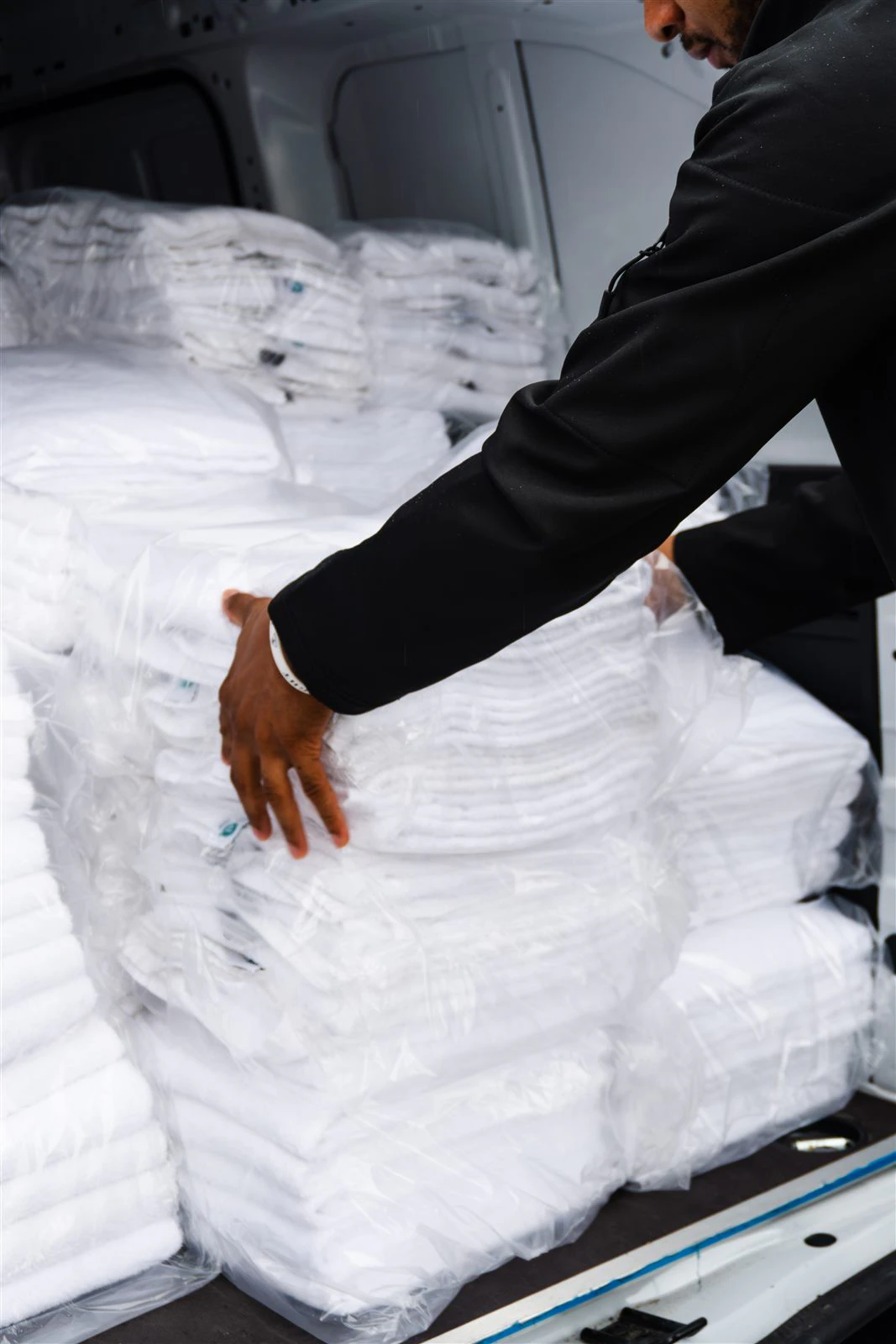 Piles de linge blanc soigneusement pliées