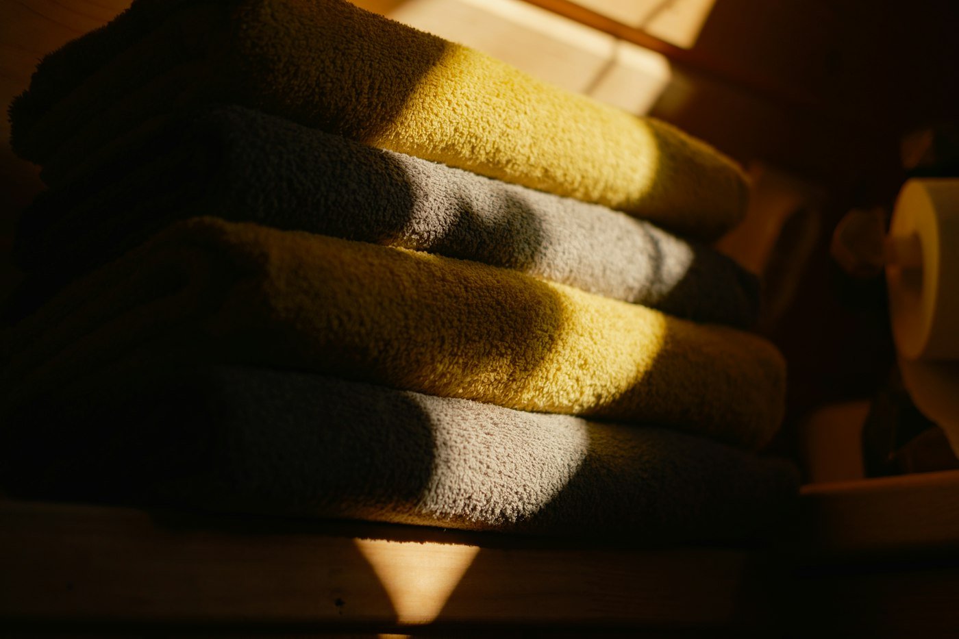 Serviettes pliées de plusieurs couleurs