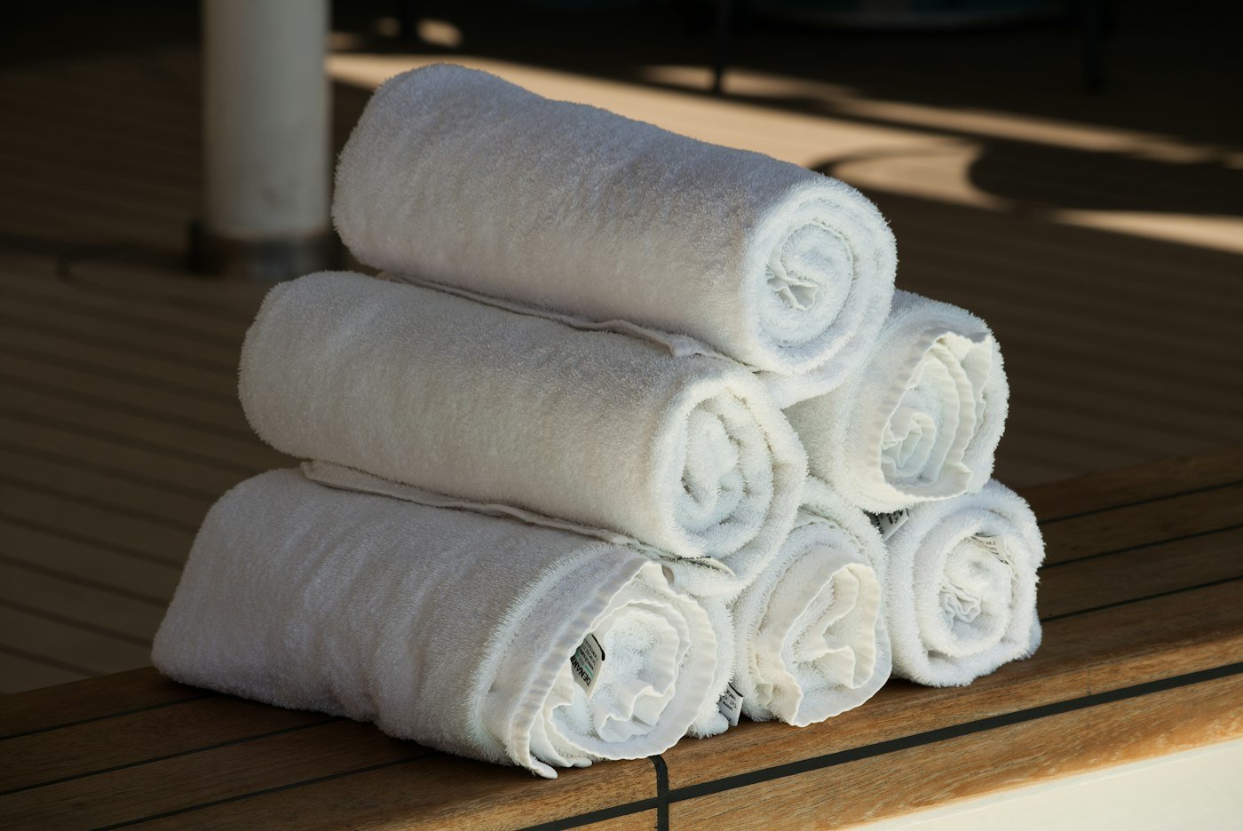Serviettes blanches roulées pour salle de sport et spa