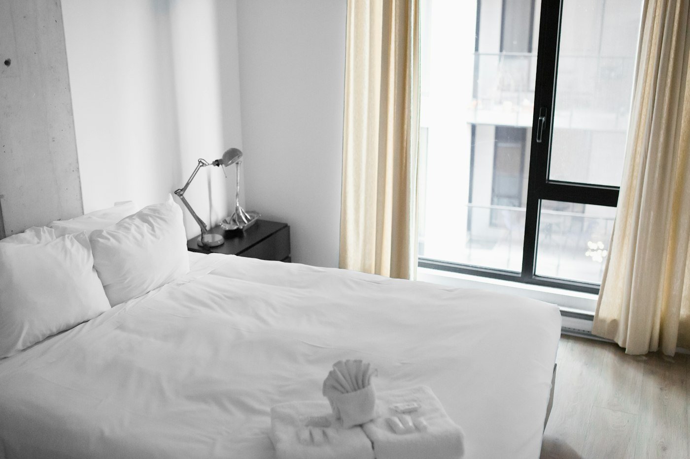 Chambre d'hôtel lumineuse avec linge blanc