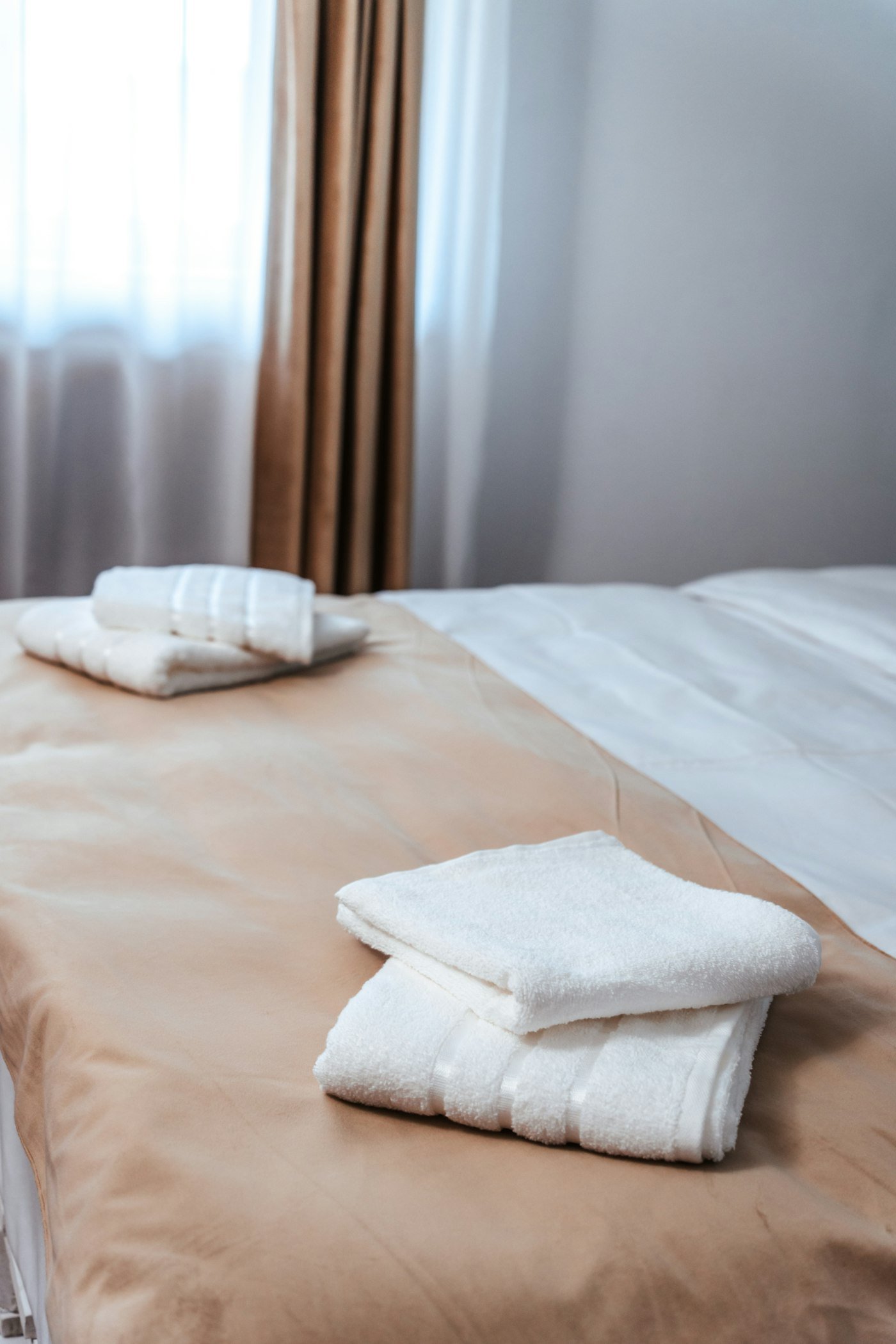Serviettes pliées sur un lit de logement